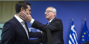 alexis-tsipras-accueilli-par-jean-claude-juncker-lors-d-une-reunion